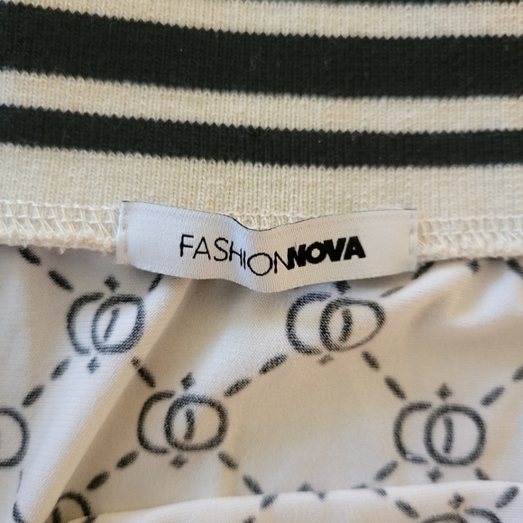 NWOT Fashion Nova Crop off the shoulder printed top-Medium - Picture 2 of 2